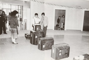 백남준이 <다다익선> 설치를 구상해보는 장면 1