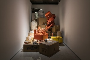 (좌) 넥스트 백 도어 (NEXT back door), 2019, resin, spray paint, surface, acrylic, 55x40x35cm, 65x50x45cm