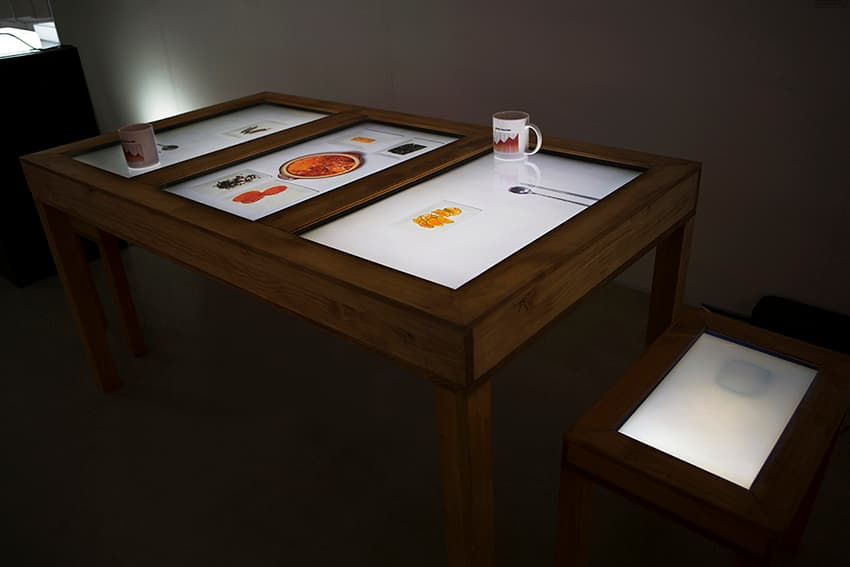 어느 신혼부부의 말 없는 식탁 A Newlyweds’ Silent Dinner Table · 목재설치에 다채널 비디오 · 3m X 0.7m X 1m · 2014