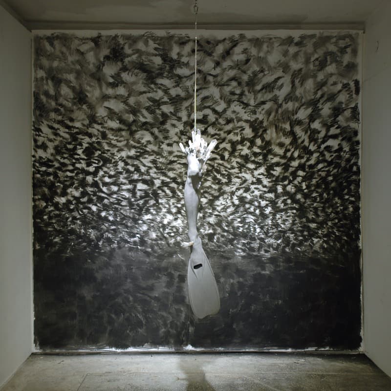 온전한 시간(intact time) · 콘크리트. 수정. 오리발. 와이어. 에폭시. 종이. 목탄 · 117×29×35cm · 2017