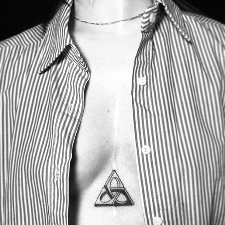 tattoo NO. 297-117 어린시절 심장수술의 경험이 있는 수술자국 위에 멈추지 않고 순환하는 심장을 상징하는 도형을 새긴 참가자 · C 프린트 · 21×21cm · 2017
