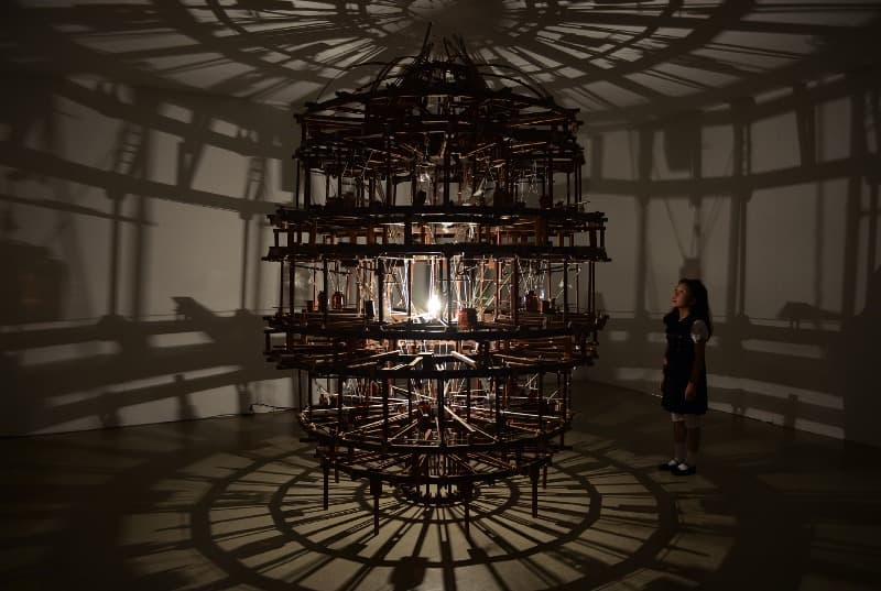 양정욱 - 피곤은 언제나 꿈과 함께 · 나무/모터/실/PVC · 3300×2500×2500cm · 2013
