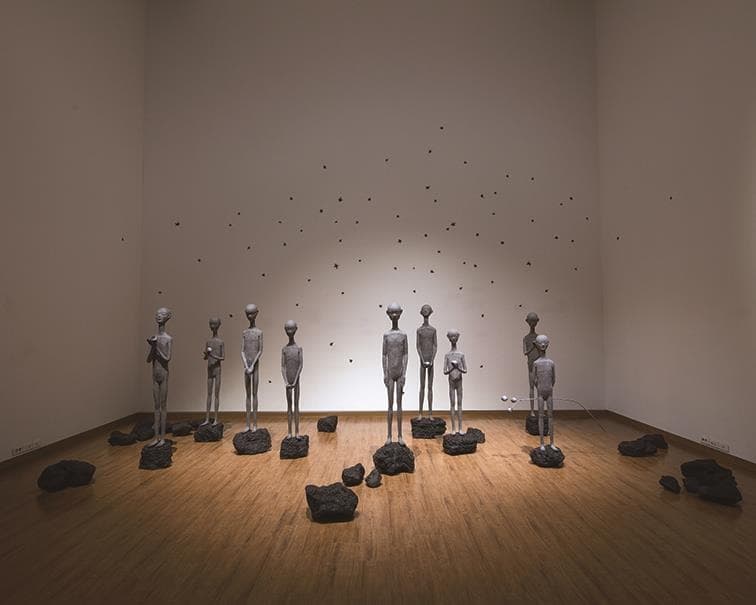 이유미 - 길을 찾아서 · 종이 철 금박 자석 현무암 · 34*130*26cm ~ 43*170*34cm 9점 · 2015