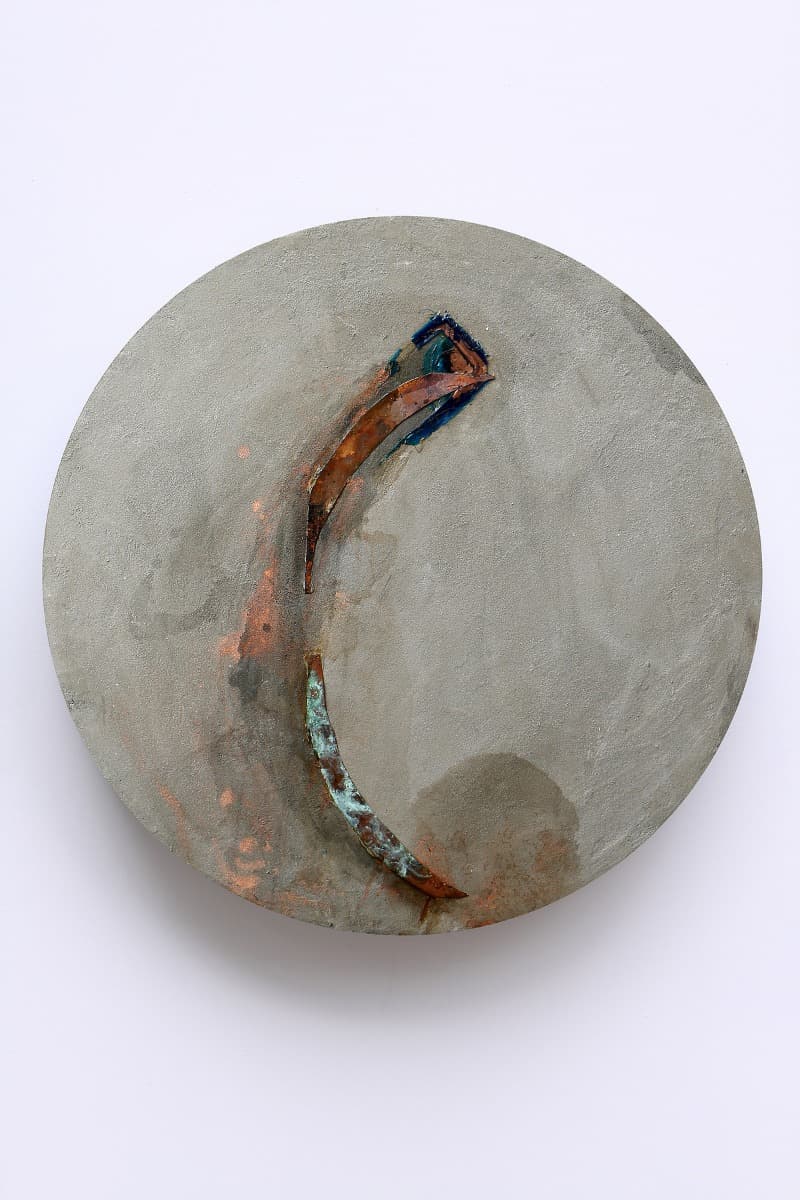 Untitled-1490-kt · cement copper plate pigment graphite glue acrylic colors resin diameter · 90 x 10 cm · 2014