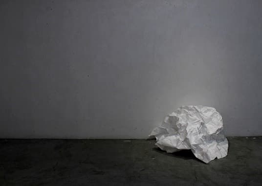 구겨진 형태 · 천. 와이어. 실 · 60x40x50cm · 2018