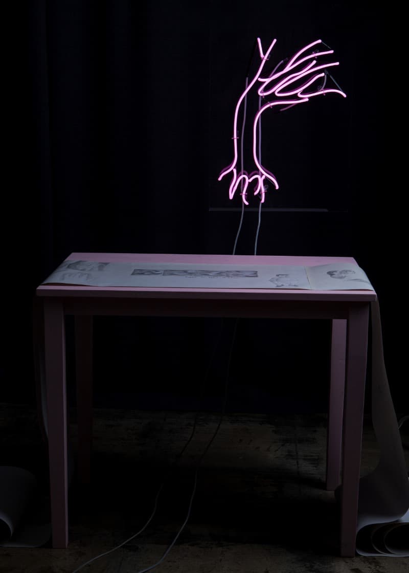 서정배 - 4월 다시 4월 · 네온 책상 종이에 연필 · neon desk pencil on paper