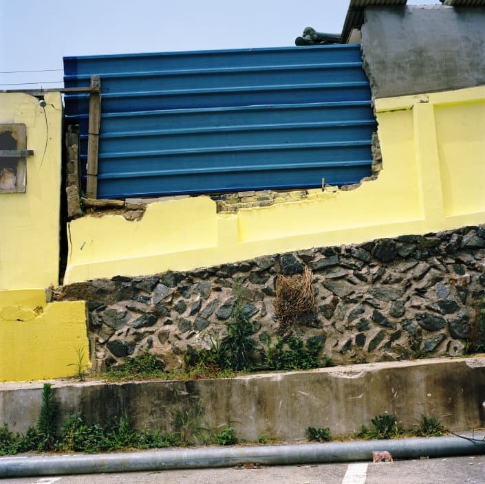 안녕. 신흥동_노오란 벽 · Archival pigment print · 34.5×34.5cm