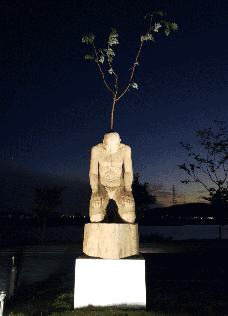 김현준 나를 너라고 부르는 너는 누구니? · 나무 · 110×100×560cm · 2018