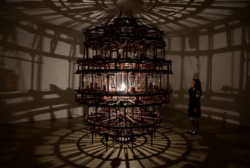 양정욱 피곤은 언제나 꿈과 함께 · 나무 PVC 모터 실 · 330x250x250cm · 2003 국립현대미술관 소장