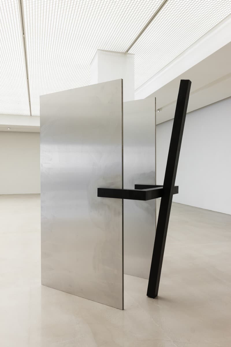 두 개의 날개와 낯선 자 A Stranger Holding Two Wings · aluminum_ steel · 92x168x240(h)cm · 2018