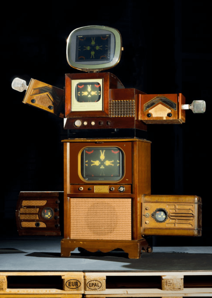 찰리 채플린 · CRT TV 4대. LCD 모니터 1대. 라디오 케이스 4대. 전구 2개. 1채널 비디오