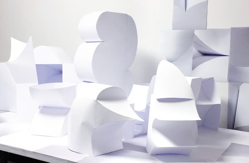 Material Table 1 - 종이 몸 · 프린트. 나무 · 120x240x150cm · 2016
