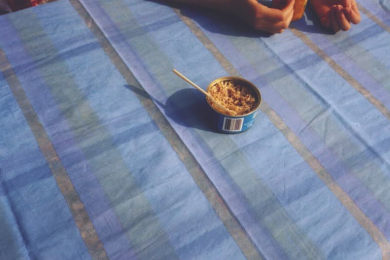 Sunday afternoon: Picnic with friends and hand-painted cloth at Yung Shu O Sai Kung · 천에 아크릴 물감_ 사진 · 가변 크기 · 2003 · Sunday afternoon: Picnic with friends and hand-painted cloth at Yung Shu O Sai Kung · acrylic paint on cloth_photo