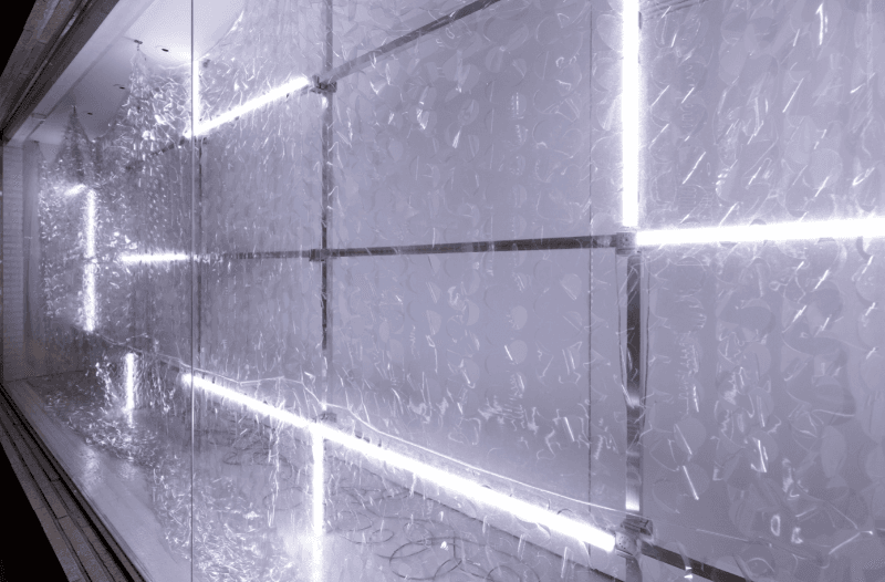 투명한 위장 - 윈도우 · 비닐 _알루미늄 _Led조명 · 230x608x100(d)cm · 2019 · Transparent camouflage - Windows · Vinyl _Aluminum _Led lighting