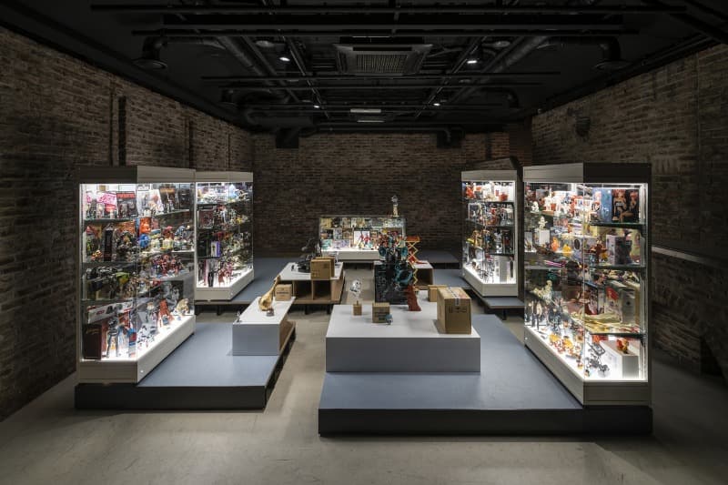 끽태점 (Kitsutaiten) · figure_ small sculpture_ glass showcase_ hardware floor box_ LED light · 200x300x100cm_200x195x270cm_200x205x190cm_200x155x130cm_200x245x180cm · 2019 · Kitsutaiten · figure_ small sculpture_ glass showcase_ hardware floor box_ LED light