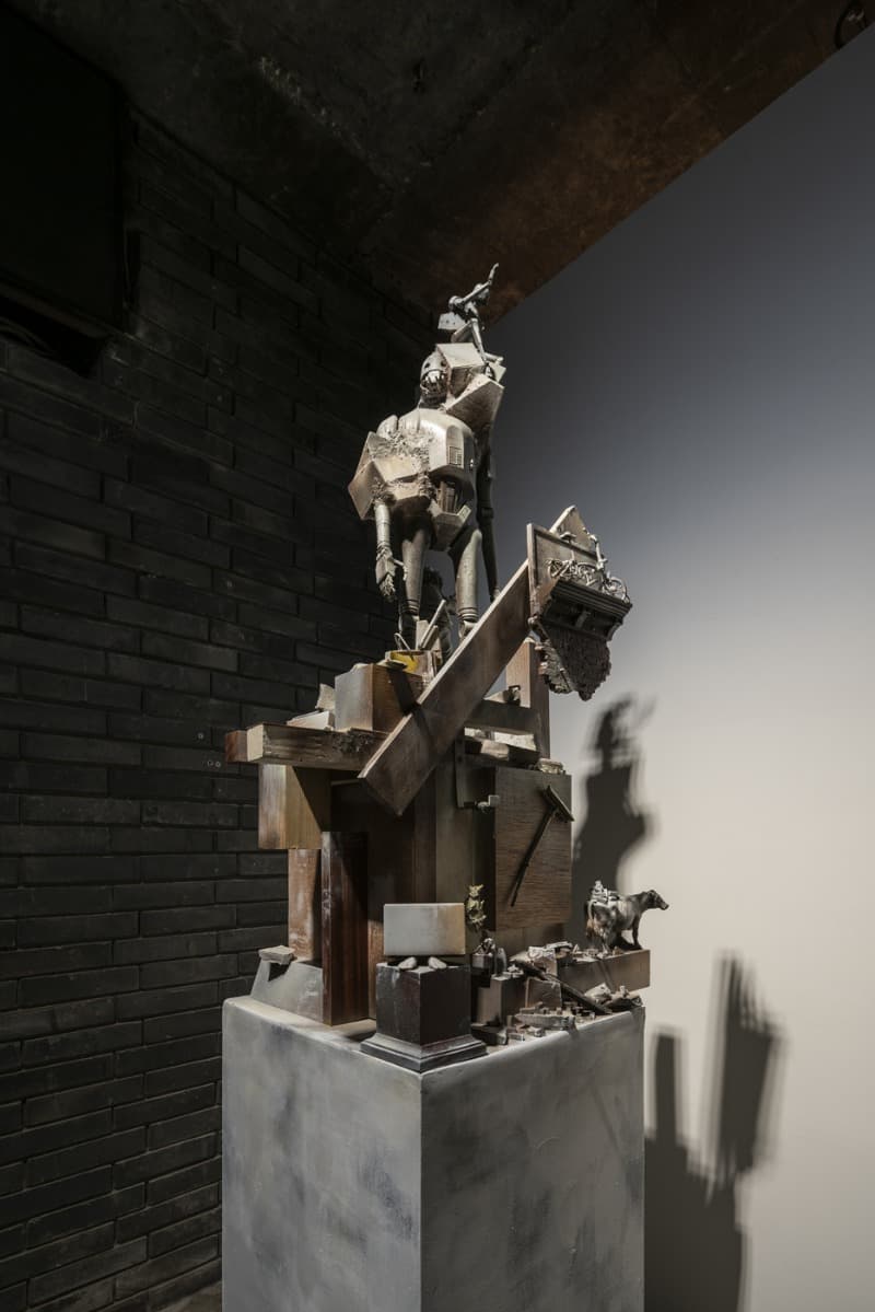 디코이 (Decoy) · figure_ wood_ spray paint_ resin_ urethane foam_ industrial product · 170x41x55cm · 2019 · Decoy · figure_ wood_ spray paint_ resin_ urethane foam_ industrial product