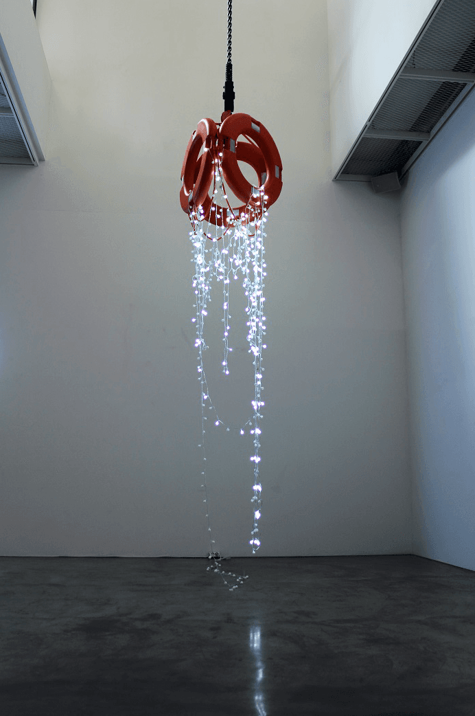 심승욱 Stabilized Instability-부재와 임재 사이 구명환 · LED전구 · 520X85X85cm · 2015