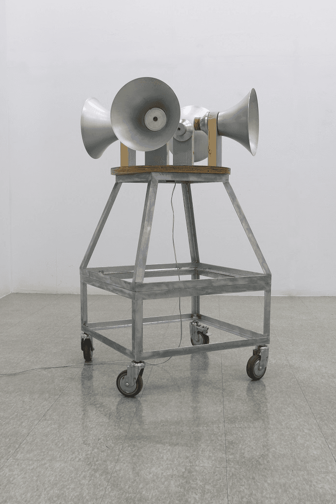 심승욱 Stabilized Instability-고립주의의 환상 속에서 · 음향 스피커. 아연도금강. 우레탄바퀴. 구조목. 자작합판. 알루미늄 · 60X60X135cm · 2017