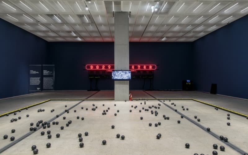 크리스 쉔(Chris Shen) 위상 공간 · 로봇 청소공 360개 · 1200 x 900cm · 2018 · hase Space · 360 robot cleaners