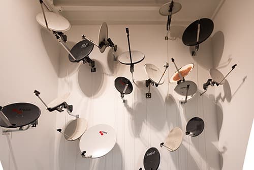 유네스 바바알리 - Paraboles · 파라볼라 안테나.  엔진.  전선 · 2011-2018 · Variable dimensions