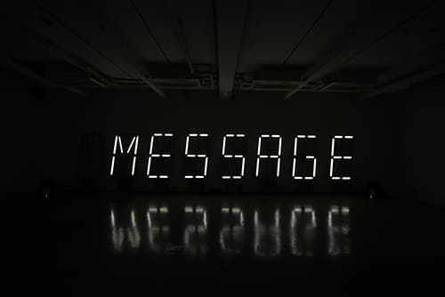 펠릭스 루크 산체스 - Nihil ex Nihilo: The Dialogue · 알파뉴머릭 디스플레이. 사운드설치 · 170 x 800cm · 2010 · Nihil ex Nihilo: The Dialogue