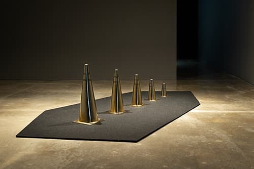 뮌 - Gold Mold · 청동 도금 · 16 x 16 x 36cm · 2016 · Gold Mold