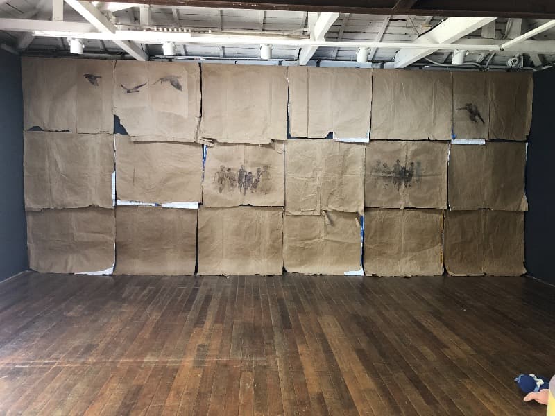 사라지는_이해민선 · 돼지사료 포대에 유성 볼펜 · 가변크기 · 2017 · Fading away_Lee haiminsun · pen on paper bag of pig feed
