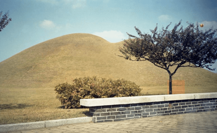 대릉원2 · Pigment Print · 49x80cm · 1988년 3월 · Pigment Print