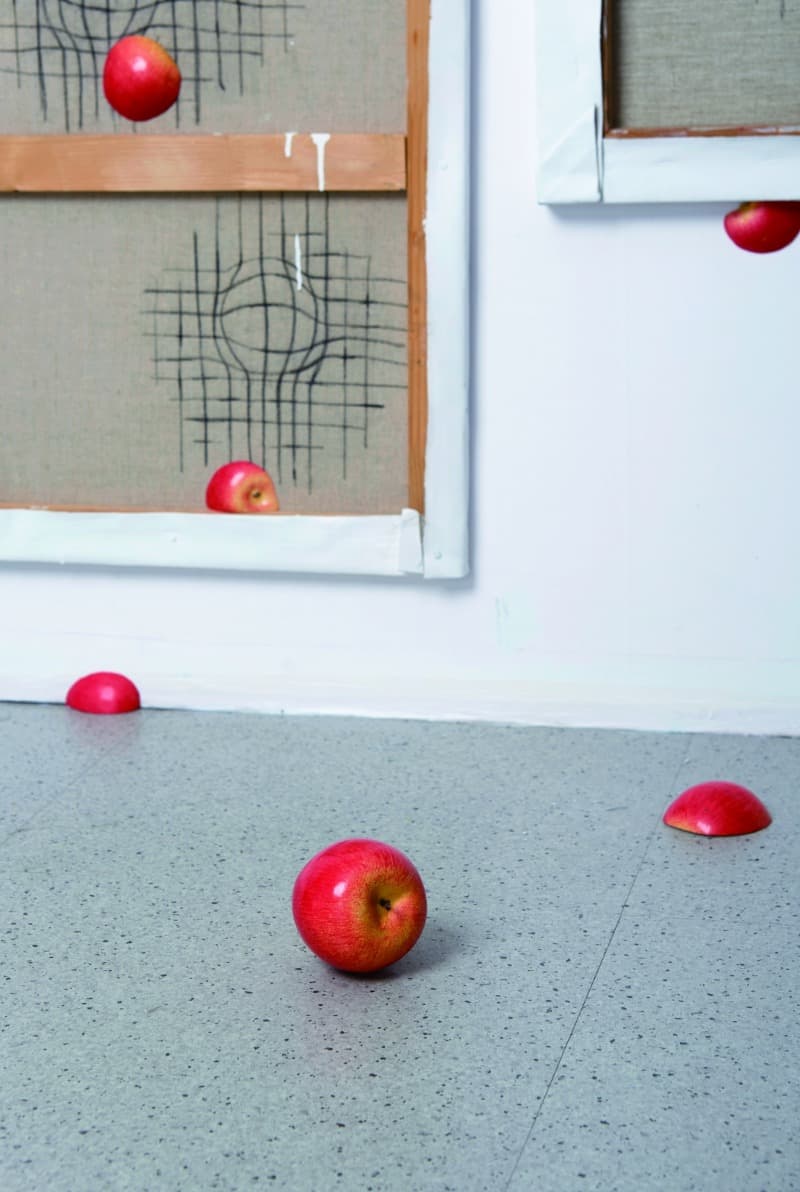 pomme tombée · fusain sur canvas · 100x100cm · 2019 · pomme tombée · fusain sur canvas