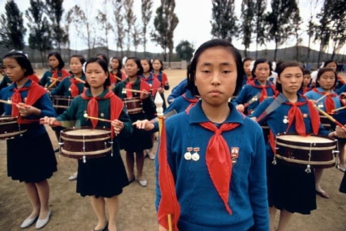 빨간 스카프를 두룬 중학생들 · 1973