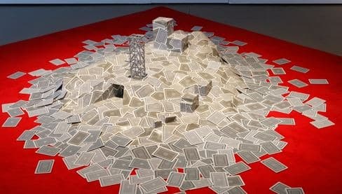 구밀복검 · 트럼프 카드_카페트_목재 · 30×200×250cm · 2019
