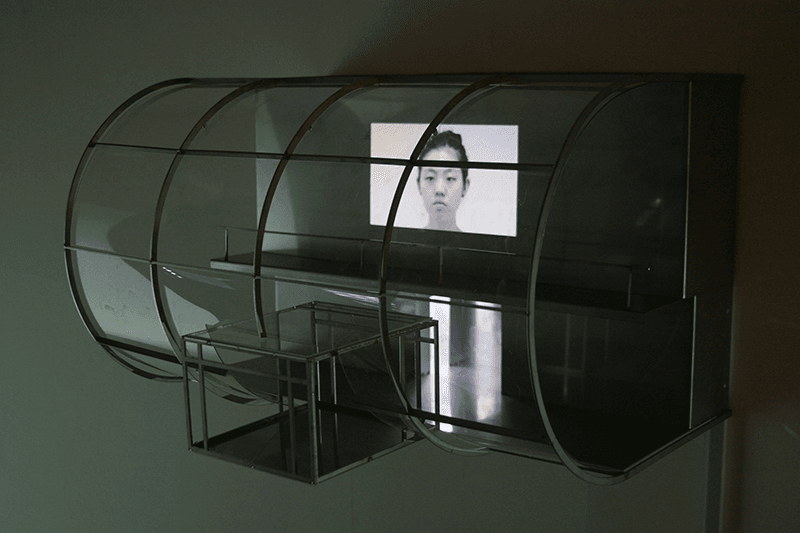 정정주_로비 · 스테인리스.아크릴.LCD모니터 · 50x40x30cm · 2010 · Lobby · Stainless.Acril.LCD monitor