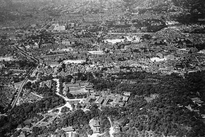 창덕궁에서 경복궁 중앙철을 바라본 북촌 전경 · 1954 · view of Bukchon