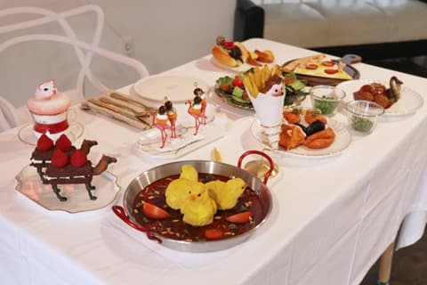 Dining · Mixed Media · Detail Dimension Variable · 2019 · Dining · Mixed Media