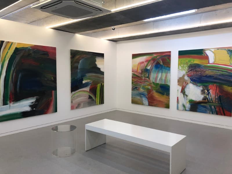 <얼굴을 던지는 사람들 > 전시전경 · Exhibition view