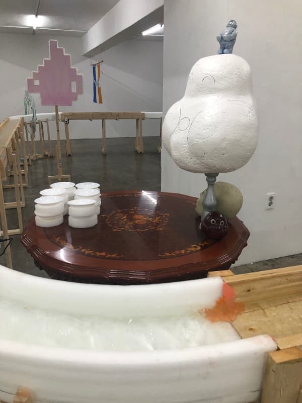 최주원 <먹보들> · 나무_폴리코트_에폭시_단열재에 우레아코팅 · 가변크기 · 2019 · gluttons
