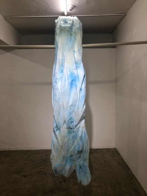 구재회 <걸어 놓은 폭포> · 단열재 위 에폭시 코팅 · 50x40x170cm · 2019 · A hanging waterfall