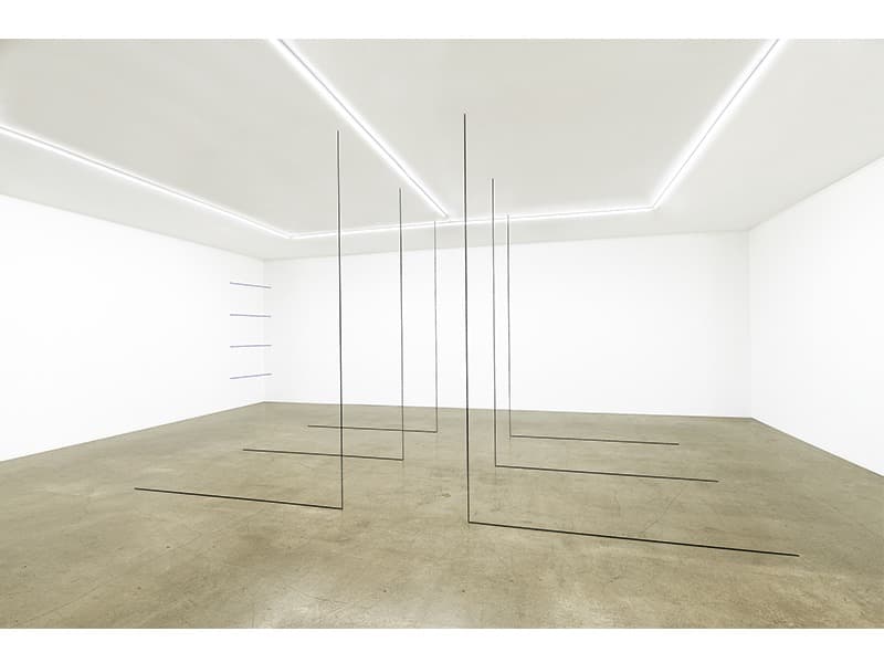 Untitled (Sculptural Study Six-part Right-angled Construction) · 아크릴 흑실 · 상황 특정적: 공간에 따른 가변크기 · 1976/2013 · Untitled (Sculptural Study · Six-part Right-angled Construction)