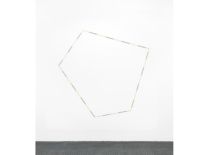 Untitled (Broken Line Polygon) · 검은색과 노란색으로 채색된 아크릴 실 · 102 x 70 x 111 x 105 x 59cm · 1996년경 · Untitled (Broken Line Polygon)
