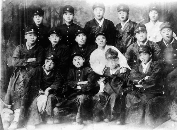 < 학생비밀결사 성진회 사진 > · A picture of Sungjin association