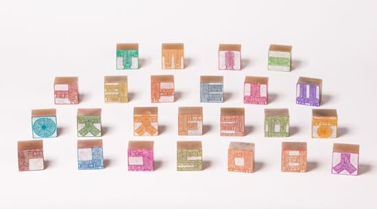 한옥 한글 전각 · 요녕석 · 4.5x4.5x3cm x 24pcs · 2017 · Hangeul em