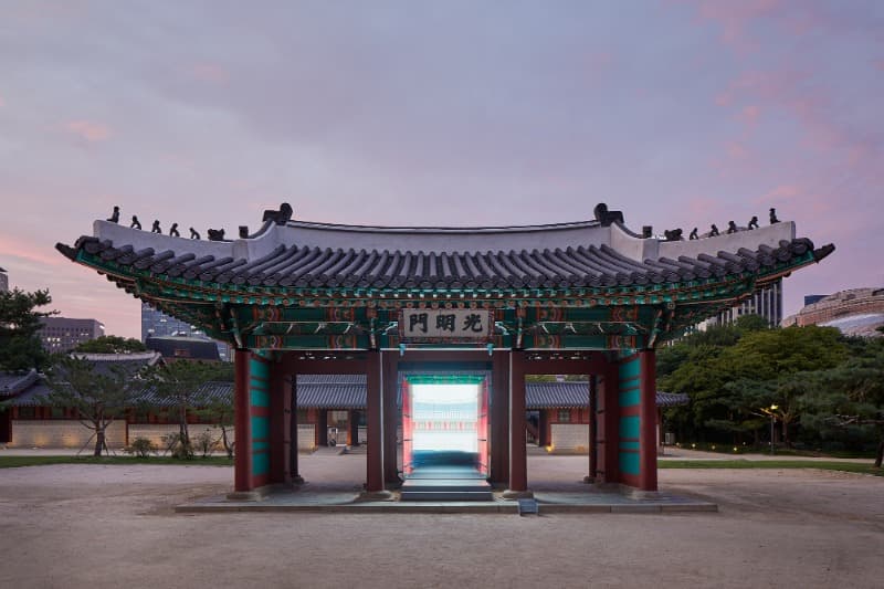 스페이스 파퓰러_밝은 빛들의 문 · LED 스크린_거울_철 · 250 x 300 x 60 cm · 2019 · Space popular_Gate of Bright light