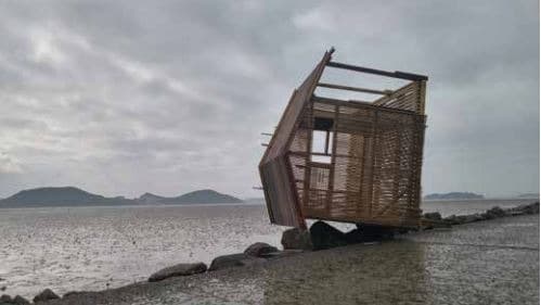 한평조차(1坪潮差) · 1평집_다중채널 기록영상_기록일지_사진 등 혼합설치 · 2018 · One Pyeong House Between Tides