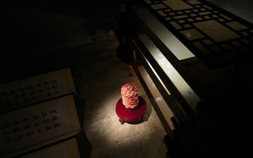 여러 가지 구슬 · 상판_문짝_목재_병풍_사탕 · 가변설치 · 2019 · Many Different Marbles