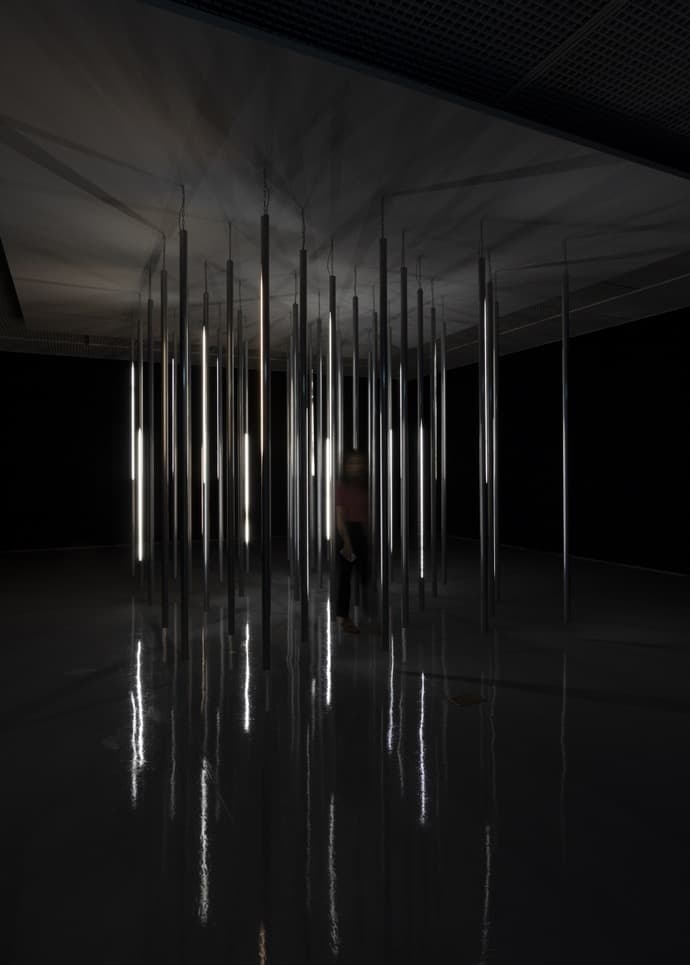 귄터 위커 - 라이트 레인 · 알루미늄 · 46개의 네온 라이트 · 250 x Ø8cm · 1966 · 2006