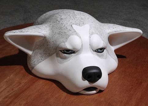 누가 날 귀찮게 하는가 ㅠ · 우레탄_ F.R.P에 아크릴채색_나무 · 27×65×52cm · 2016 · Who bothers me?