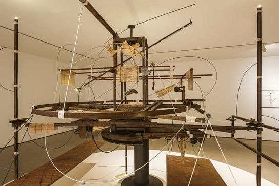 그는 선이 긴 유선전화기로 한참을 설명했다 · 나무_모터_ 복합재료 등 · 700X1000X350mm · 2019 · He explained for a long time with a long telephone line. · wood_motor_compound material etc.