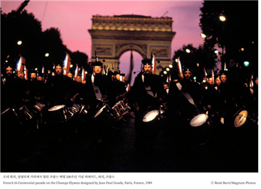 샹젤리제 거리에서 열린 프랑스 혁명 200주년 기념 퍼레이드 · French bi-Centennial parade on the Champs Elysees designed by Jean Paul Goude