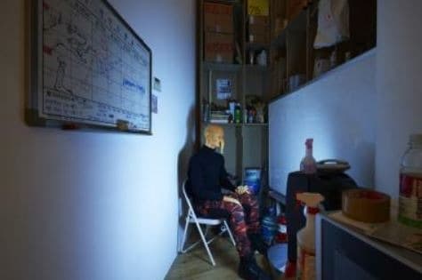 모든 출혈은 결국엔 멈춘다 · 3D 프린트, 마네킹, 오디오와 영상 반복, 혼합 재료 · 가변크기 · 2019