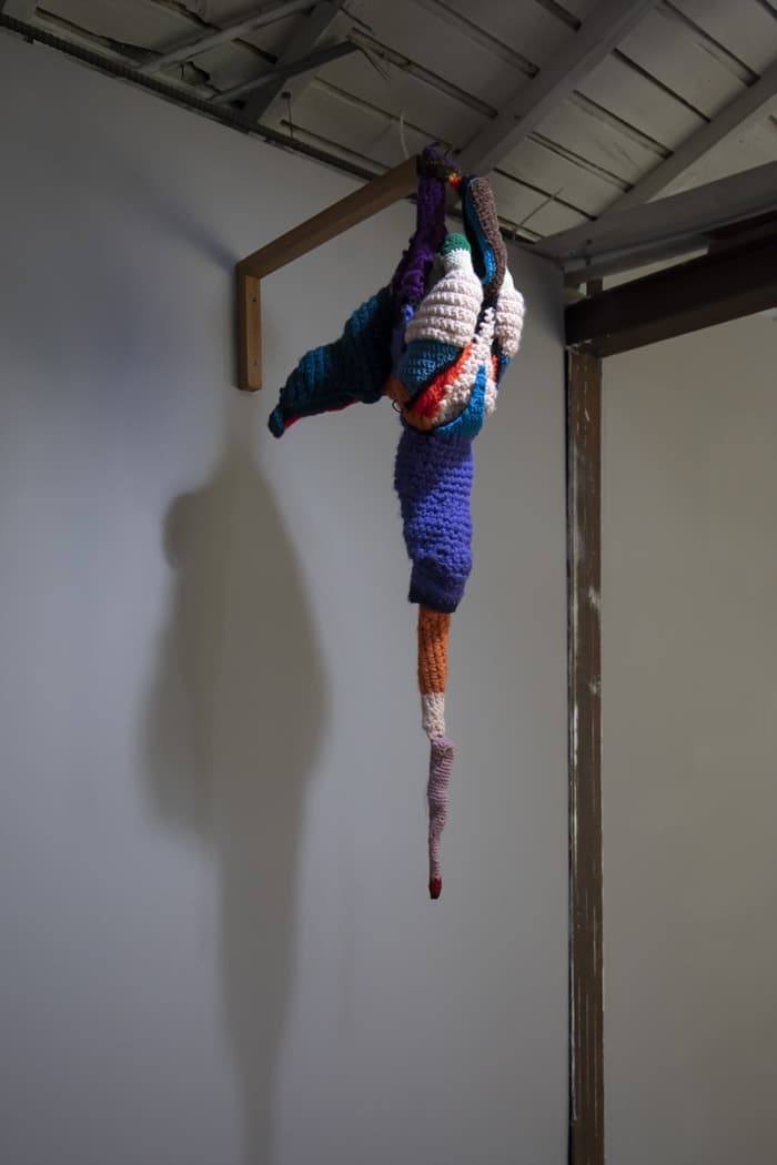 여다함, 60촉 바디랭귀지 · 뜨개실, 목화솜 · 45x14x90cm · 2019 Photo by 박해욱 ⓒ아트 스페이스 풀